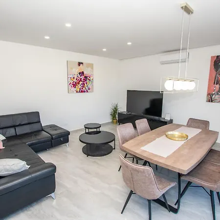 House Laura ביוגראד נה מורו