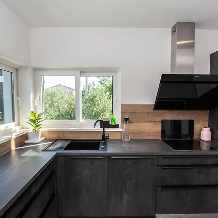 בית נופש House Laura *